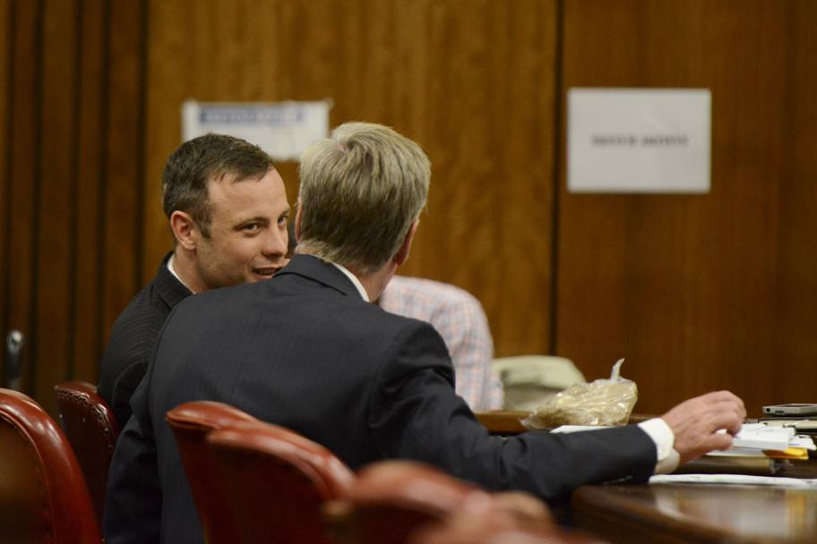 Pistorius, sorridente, parla con proprio legale Brian Webber in attesa della sentenza che dor decidere la pena da scontare per la morte della Steenkamp. Pistorius  stato condannato per omicidio colposo. (Getty Images)